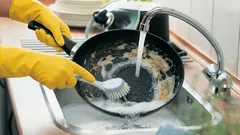 Jedlá sóda alebo chemikálie? Aké sú najúčinnejšie metódy čistenia panvíc?