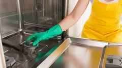 Zistite, ako rýchlo vyčistiť umývačku riadu: sóda bikarbóna alebo ocot pre dokonalé výsledky